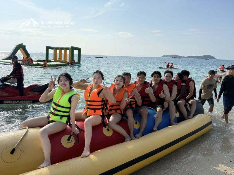 Chơi phao chuối tạo đảo Cô Tô