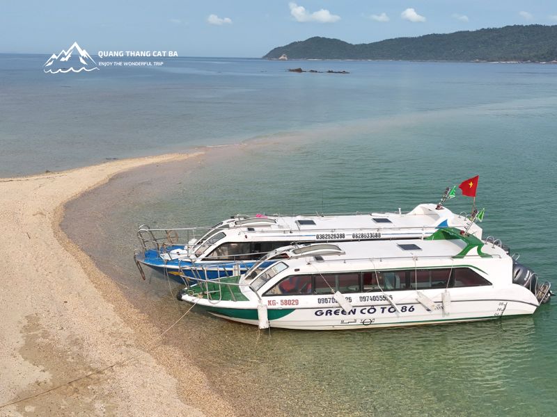 Đi cano ra đảo Cô Tô Con