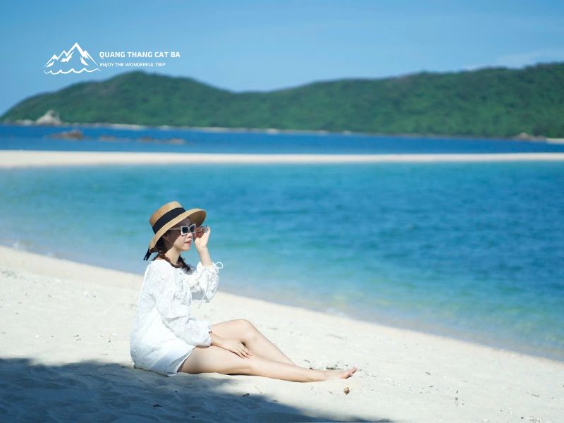 Bãi biển trên đảo Cô Tô Con