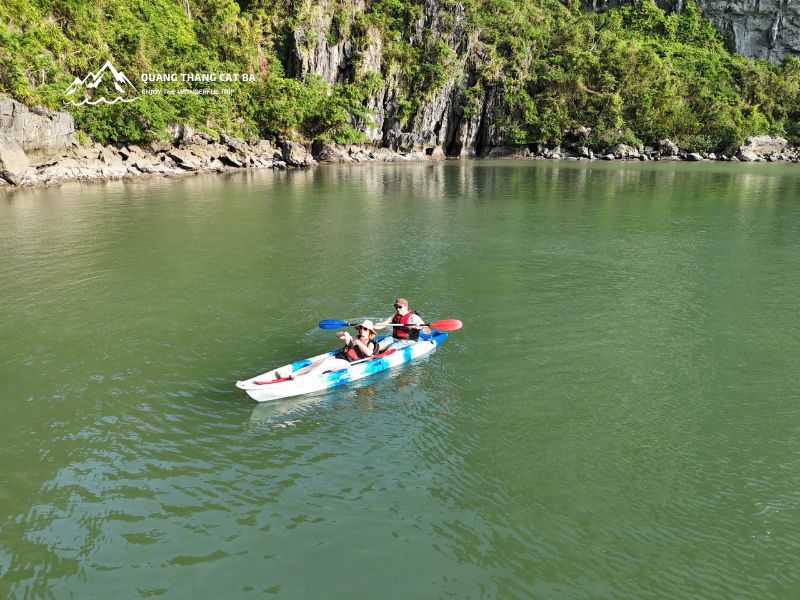 Chèo kayak tại vịnh Hạ Long