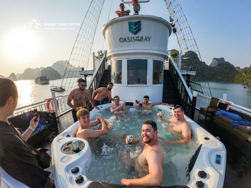 Thư giãn Jacuzzi trên boong tàu