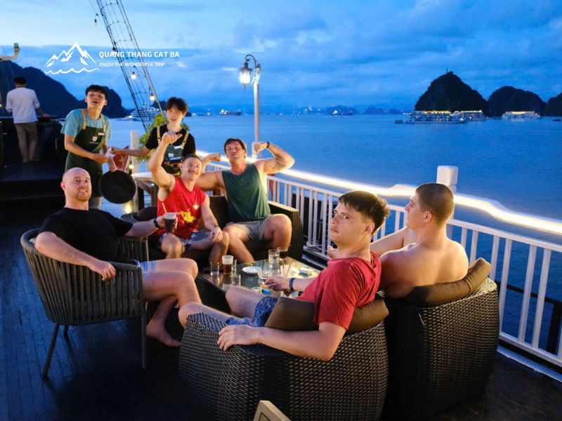 Tiệc hoàng hôn sôi động trên vịnh Hạ Long