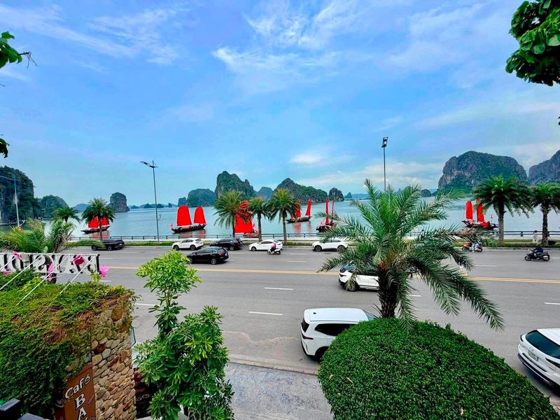 Cánh buồm đỏ trên đường Trần Quốc Nghiễn