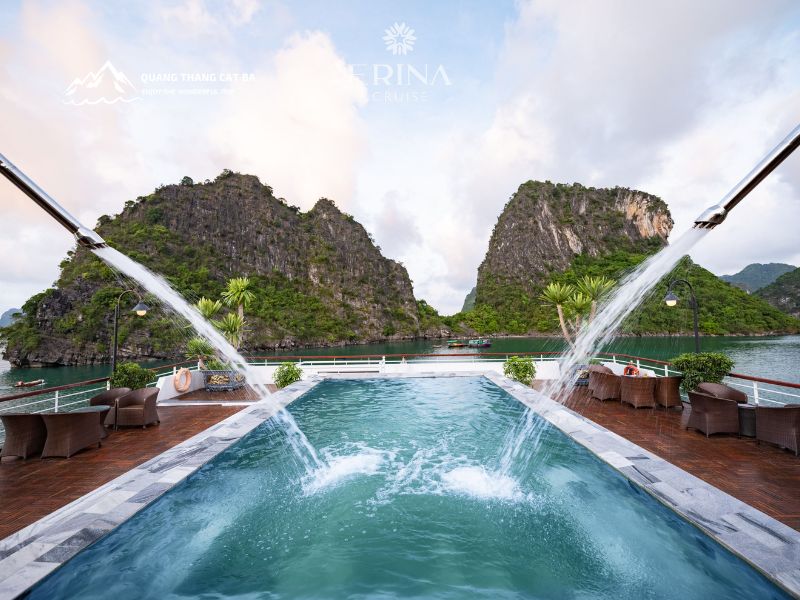 Bể sục trên du thuyền Erina