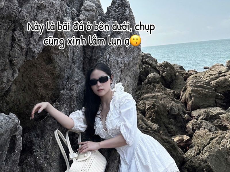 Đừng quên check-in cả bãi đá bên dưới Eo Gió (nguồn Em_be_zang_tho)
