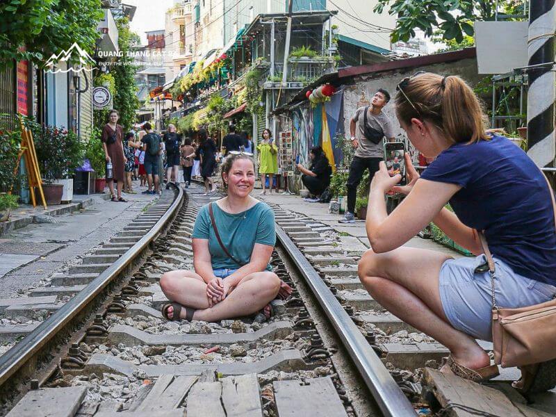 Train street hanoi