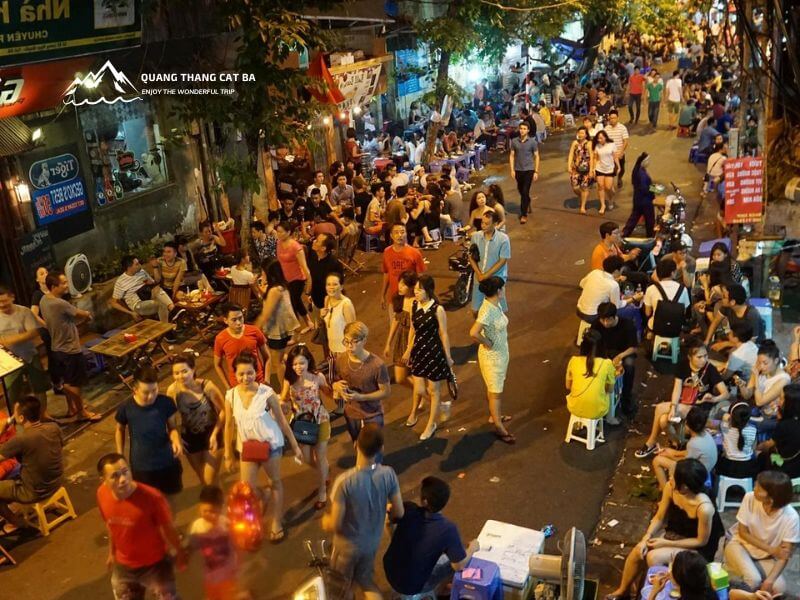 Bia hoi corner at night