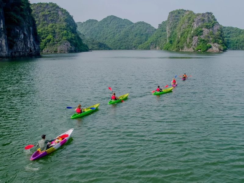 Kayaking at Hang Vem Lake