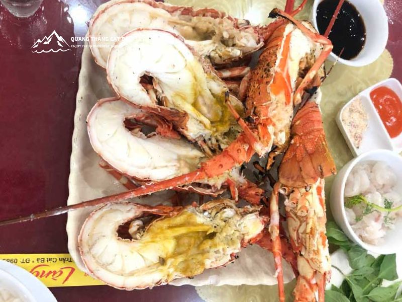 Tôm hùm tại nhà hàng Làng Chài Cát Bà