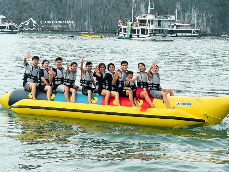 Phao chuối trên vịnh Lan Hạ