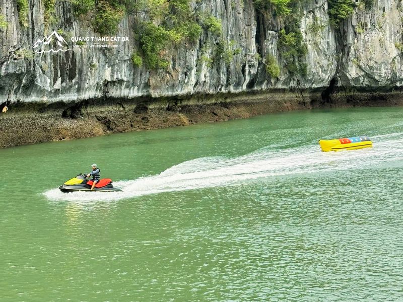 Trải nghiệm cảm giác mạnh với phao chuối Cát Bà tốc độ cao