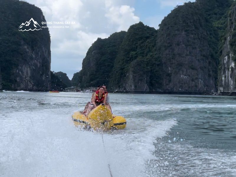 Thử cảm giác mạnh với phao chuối trên vịnh Lan Hạ