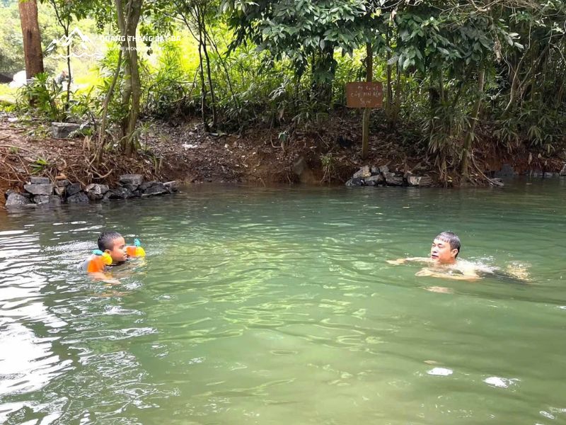chilling at Suoi Goi Cat Ba