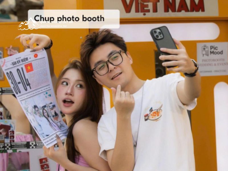 Chụp ảnh photobooth cùng bạn bè ở Cát Bà về đêm