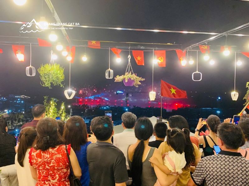 Xem pháo hoa Cát Bà tại Sky Chill Thảo Minh Cát Bà Coffee & Tea