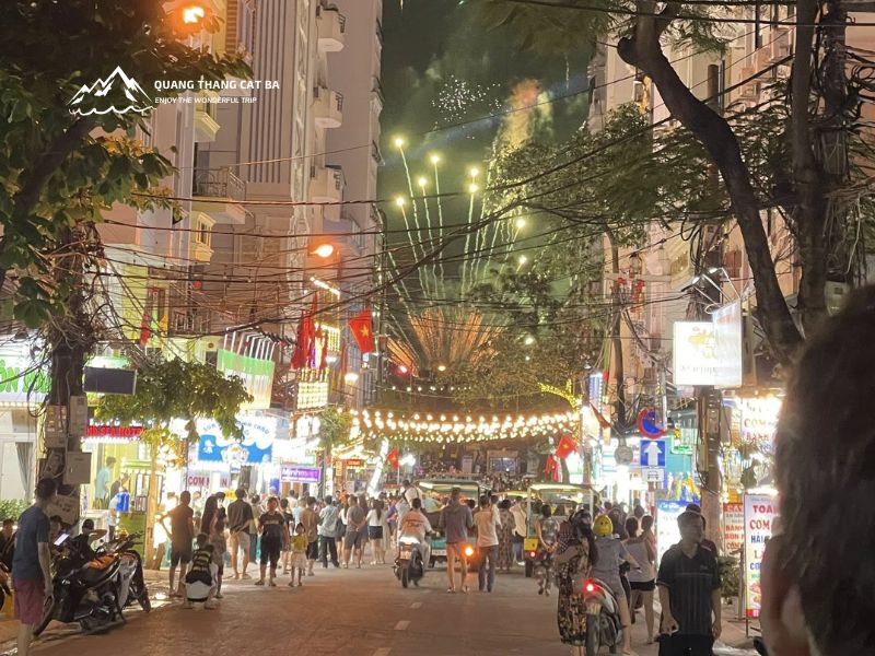 Ngắm pháo hoa Cát Bà từ quảng trường Trung tâm