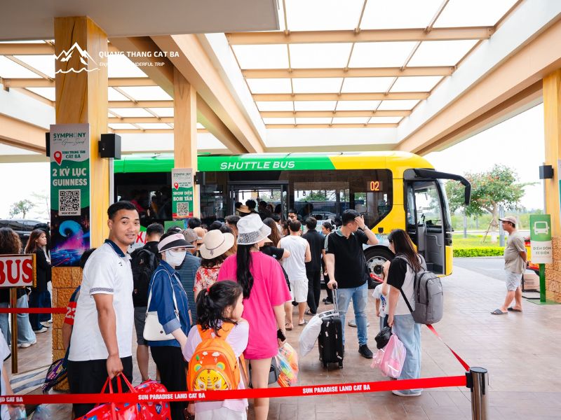 Xe bus điện Cát Bà đón khách tại ga Cáp Treo