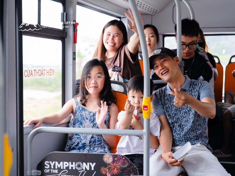 Hành khách trải nghiệm xe bus điện Cát Bà