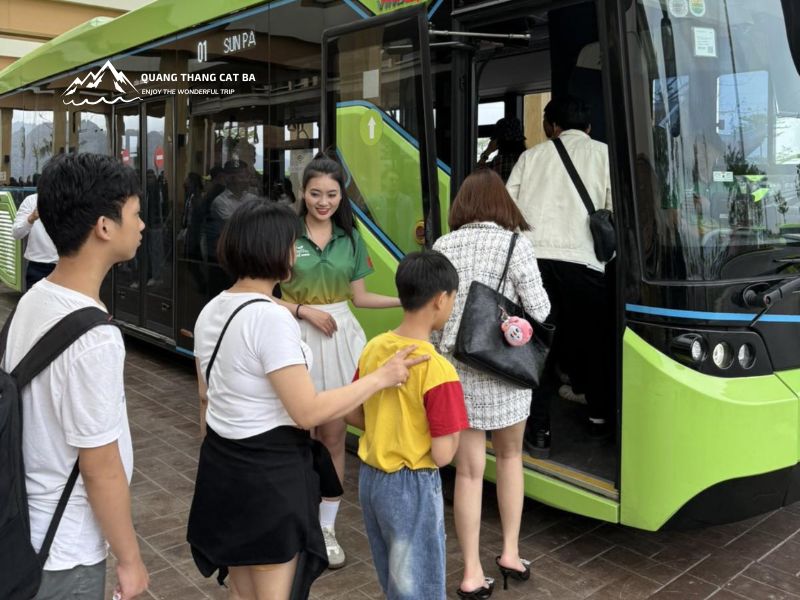 Xe bus trong đảo Cát Bà