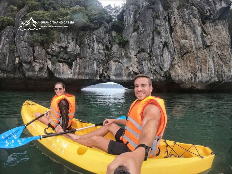 Chèo kayak tại hang Sáng Tối
