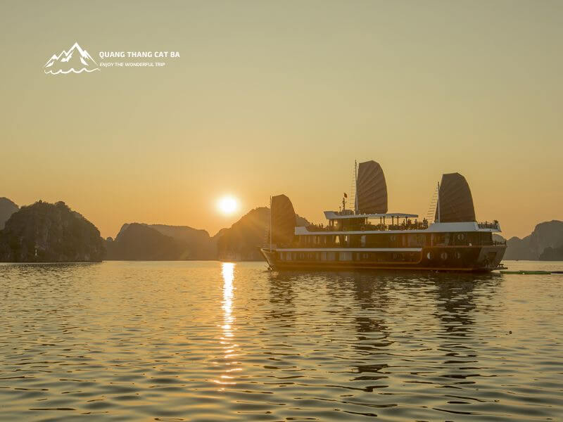 Hoàng hôn trên vịnh Lan Hạ