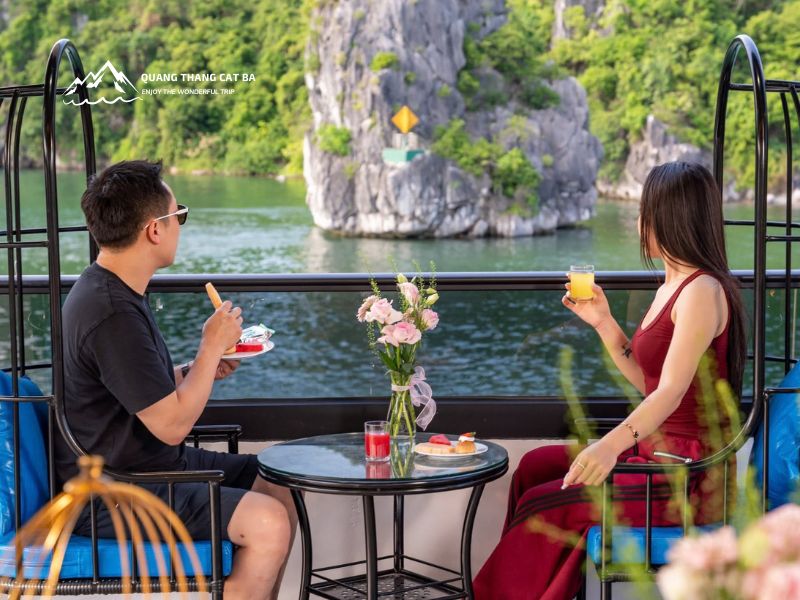 Đi tham quan trên vịnh Lan Hạ