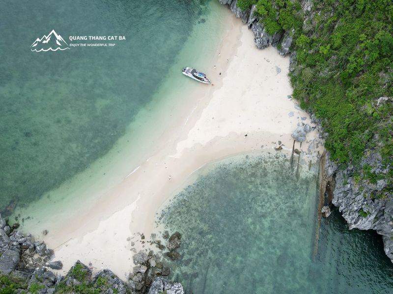 Mê Cano Tour có thể cập bến tại các bãi tắm hoang đẹp trên vịnh Lan Hạ