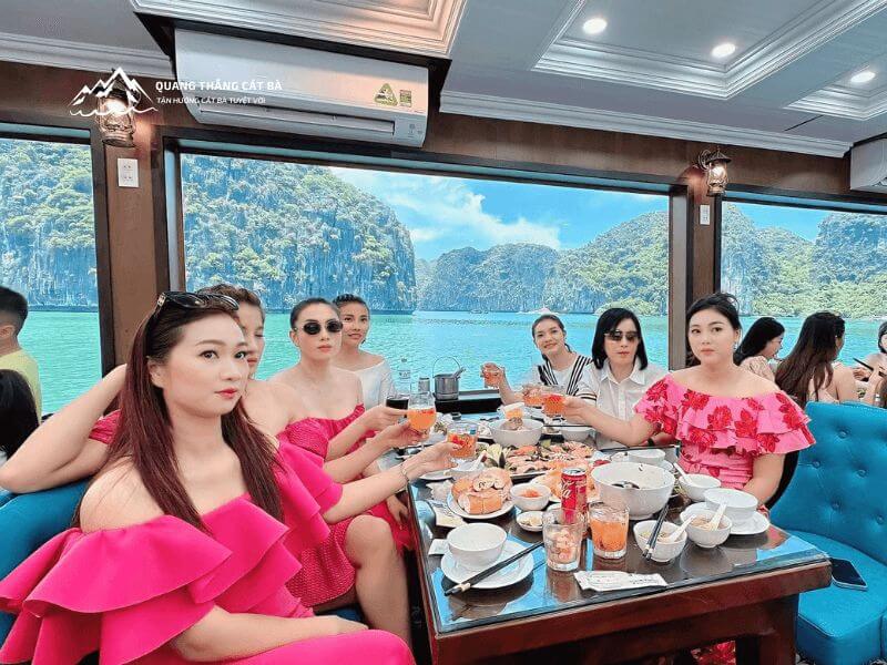 Ăn trưa trên vịnh Lan Hạ