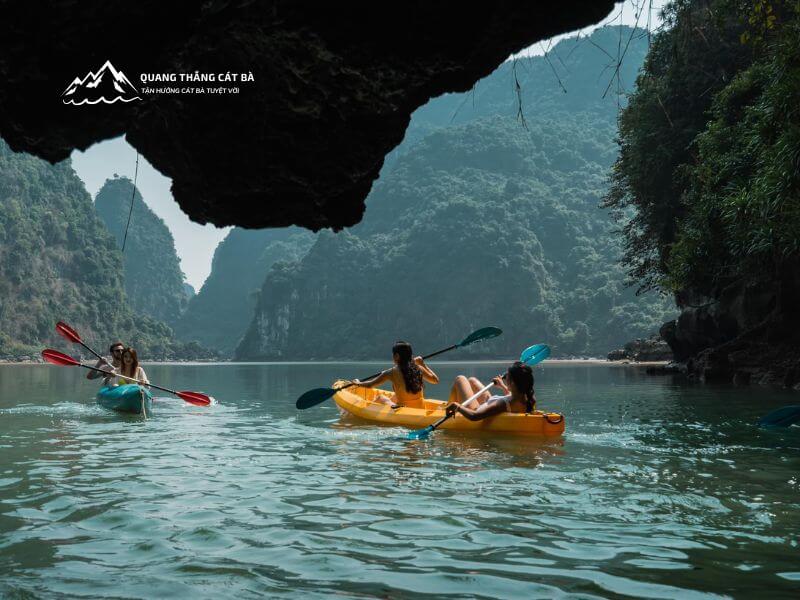 chèo kayak tại tour vịnh Lan Hạ 