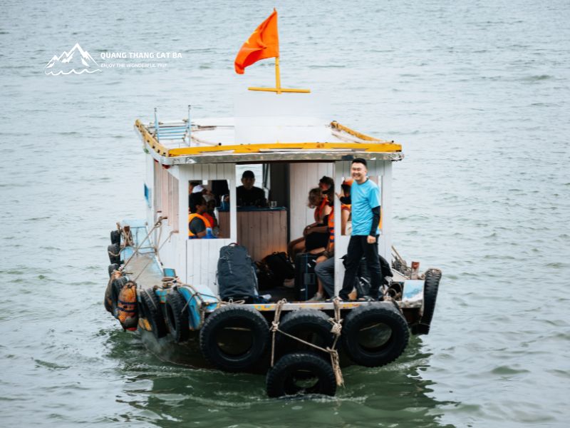 Đi thuyền riêng di chuyển ra đảo Cát Ông