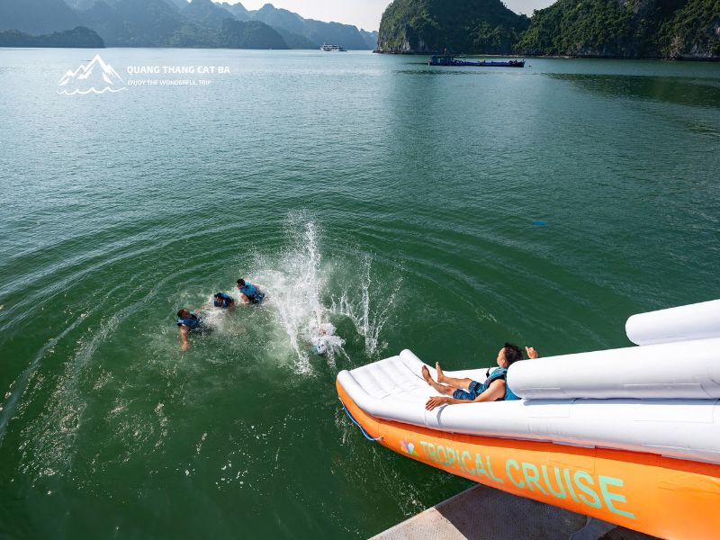 Trượt cầu trượt phao nước