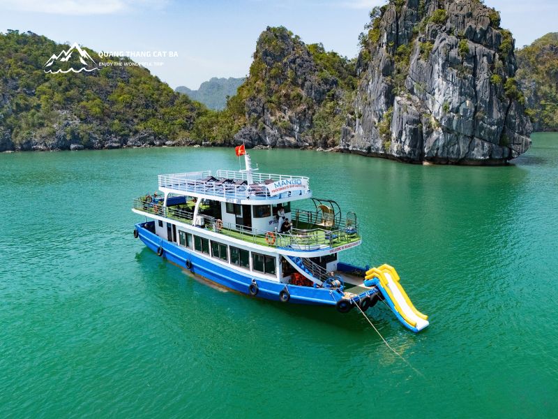 Cầu trượt phao khổng lồ trên vịnh Lan Hạ