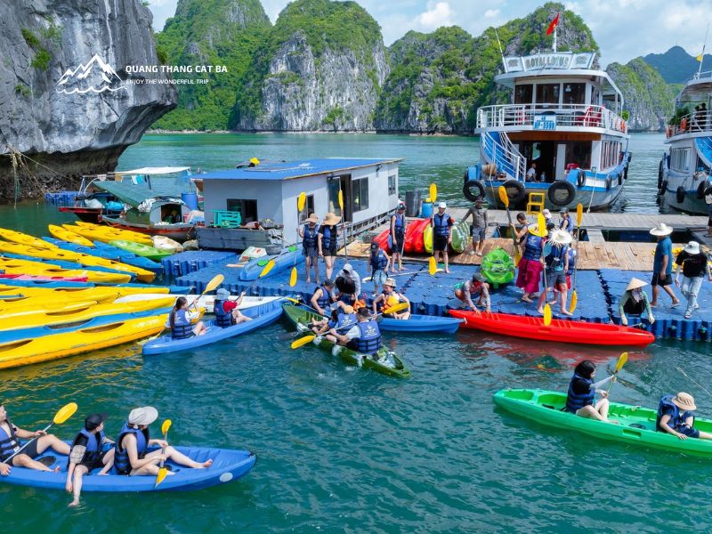 Chèo kayak vịnh Lan Hạ