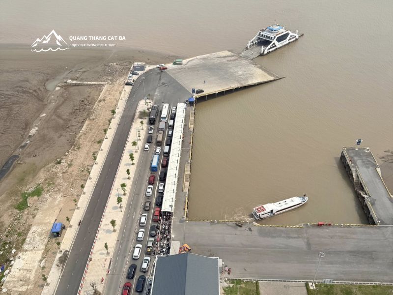 Xe Hà Nội Cát Bà di chuyển ra bến phà Đồng Bài