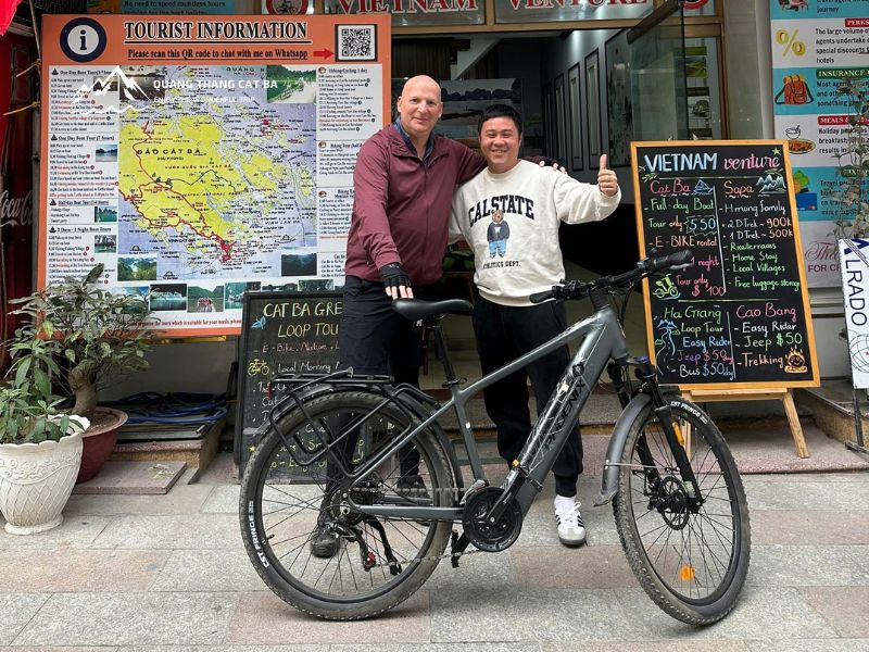 Quay về thị trấn Cát Bà