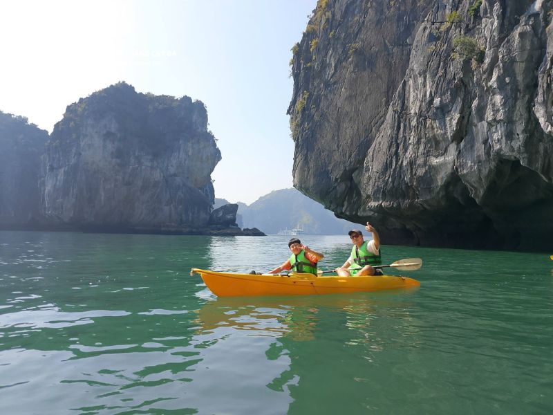 Tự chèo kayak tại vịnh Lan Hạ