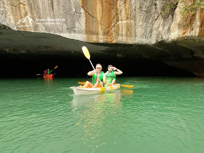 Tự chèo kayak tại vịnh Lan Hạ 2