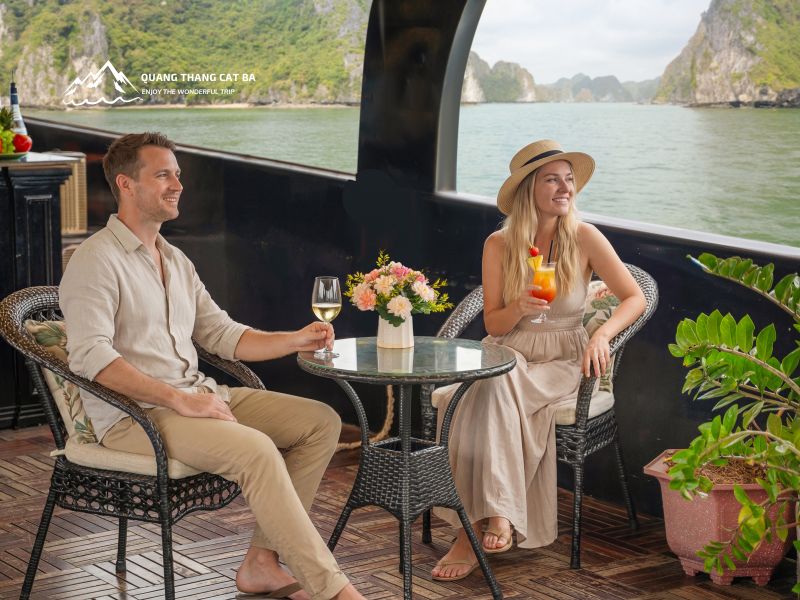 Đón bình minh trên vịnh Lan Hạ