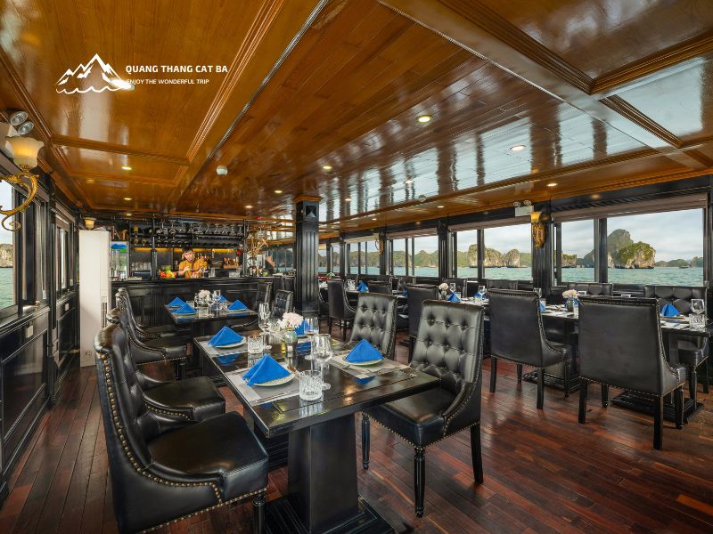 Ăn trưa trên du thuyền vịnh Lan Hạ