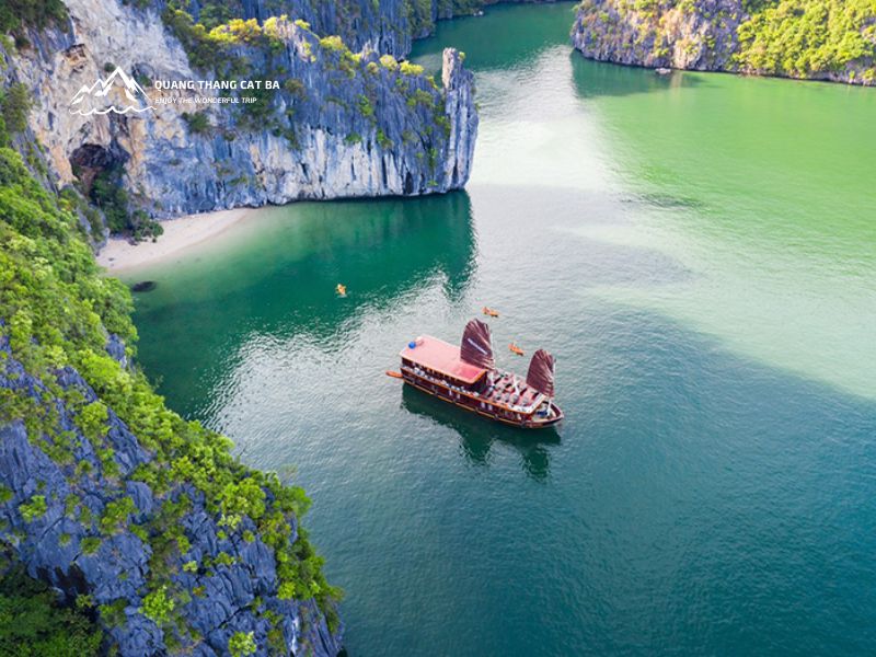 Sailing into Lan Ha Bay