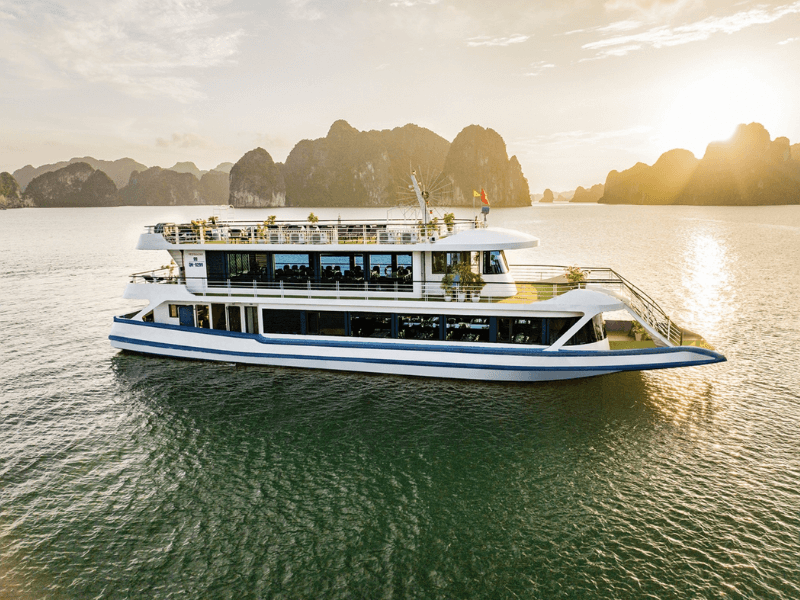 Hoàng hôn trên vịnh Lan Hạ